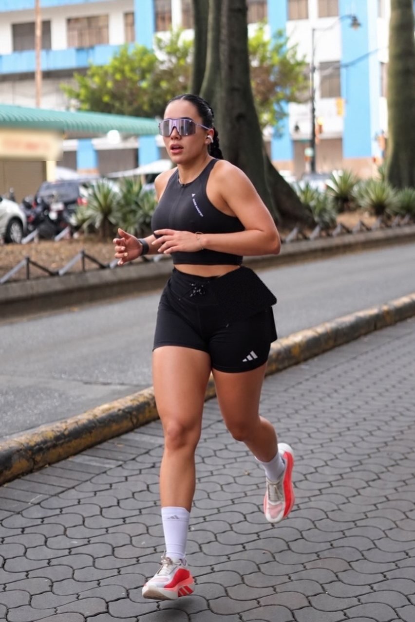Vanessa Aguilar corre por una vereda adoquinada, en plena zancada