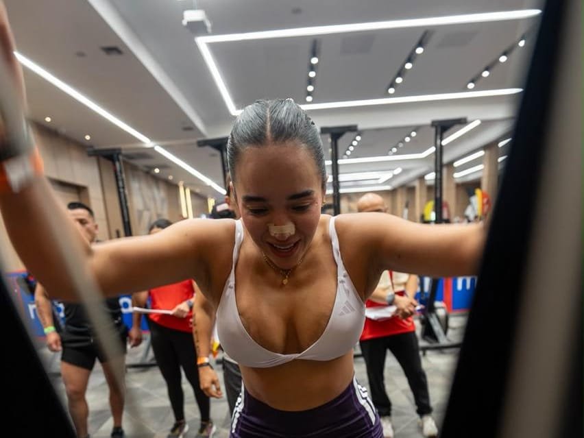 Vanessa Aguilar entre las barras del trineo, mirando el piso
