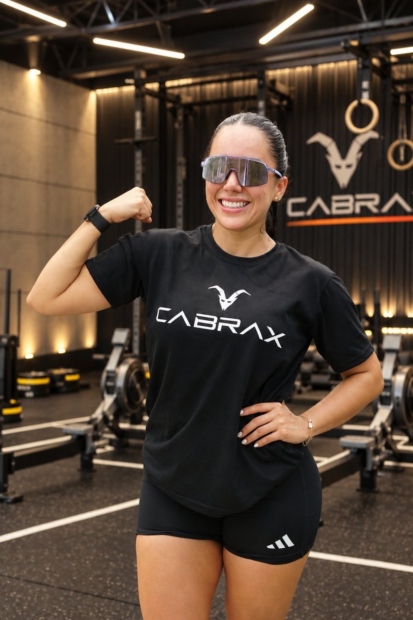 Vanessa Aguilar con la camiseta CABRAX, brazo en flexión, sonriendo