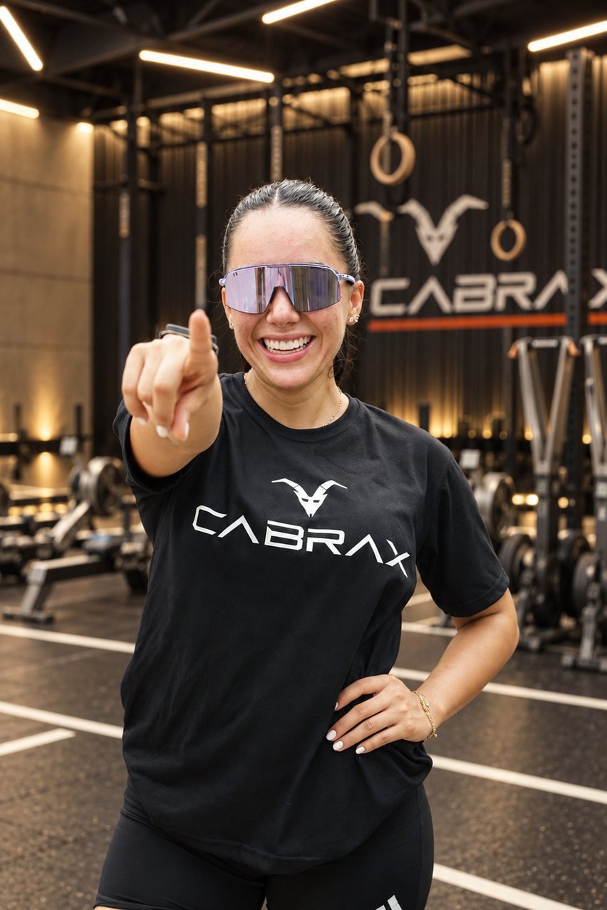Vanessa Aguilar con la camiseta CABRAX señala a la cámara