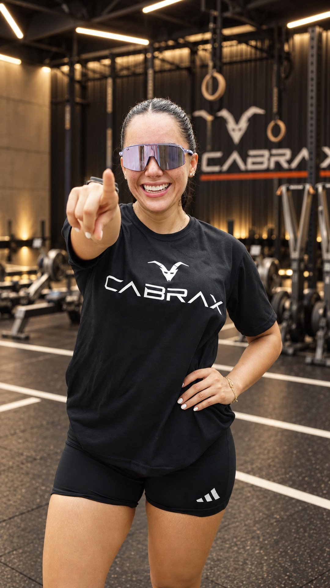 Vanessa Aguilar con la camiseta CABRAX señala a la cámara